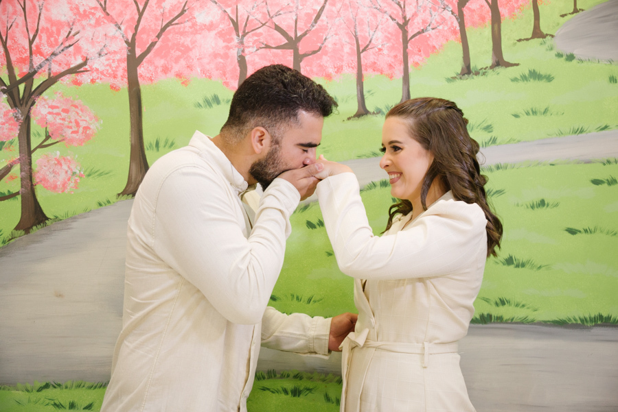 A felicidade estampada no sorriso. A fotografia de casamento civil é sobre capturar a alegria genuína e a leveza do momento. O amor de Rômulo e Camila em sua forma mais pura.