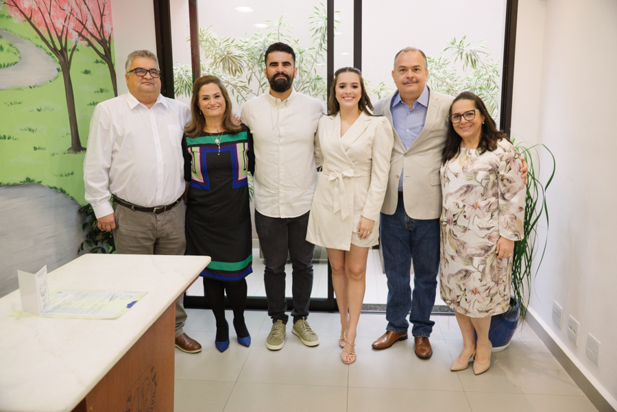 A união celebrada ao lado das testemunhas e da família. O registro oficial no cartório, marcando o início da celebração deste casamento civil em São José dos Campos.