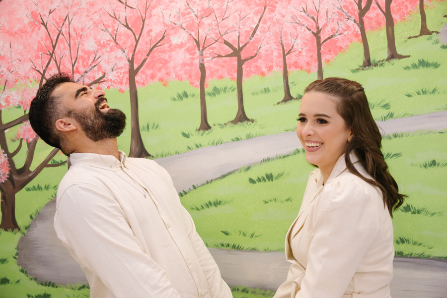 A cumplicidade e o amor refletidos no olhar. A beleza das árvores floridas compondo o cenário romântico para o ensaio de Rômulo e Camila.