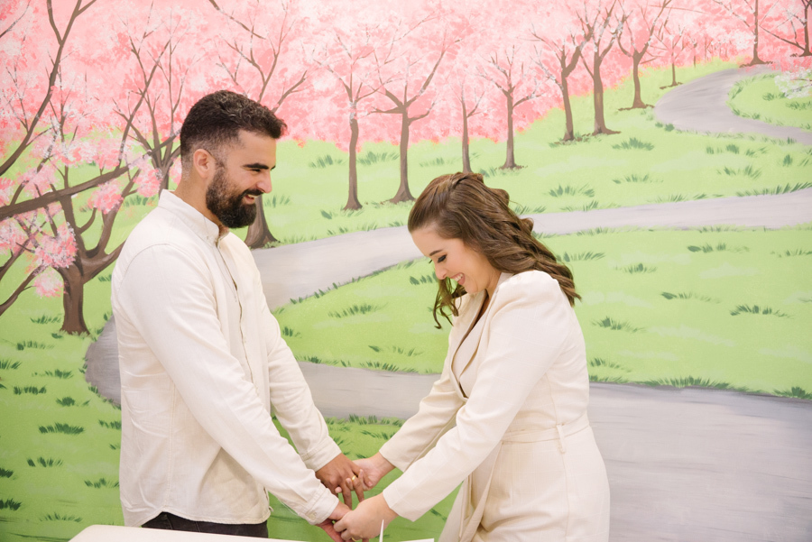 Cada clique, uma declaração. A fotografia de casamento civil em SJC não precisa se limitar ao cartório. Um ensaio externo enriquece as memórias do grande dia.