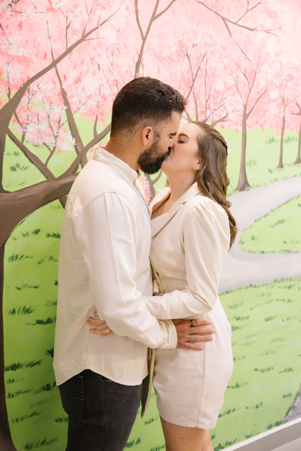 A conexão íntima do casal em um registro de proximidade. A fotografia que foca na emoção e na troca de carinho, eternizando a essência da relação.
