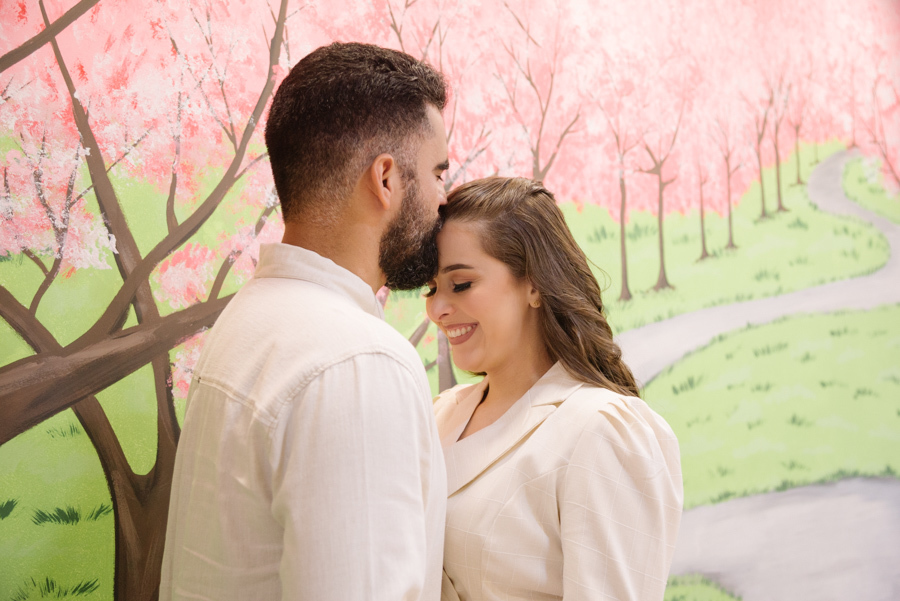 O beijo que celebra o início de uma nova vida a dois. Um registro clássico e indispensável, capturado com a beleza da luz natural e do cenário do parque.