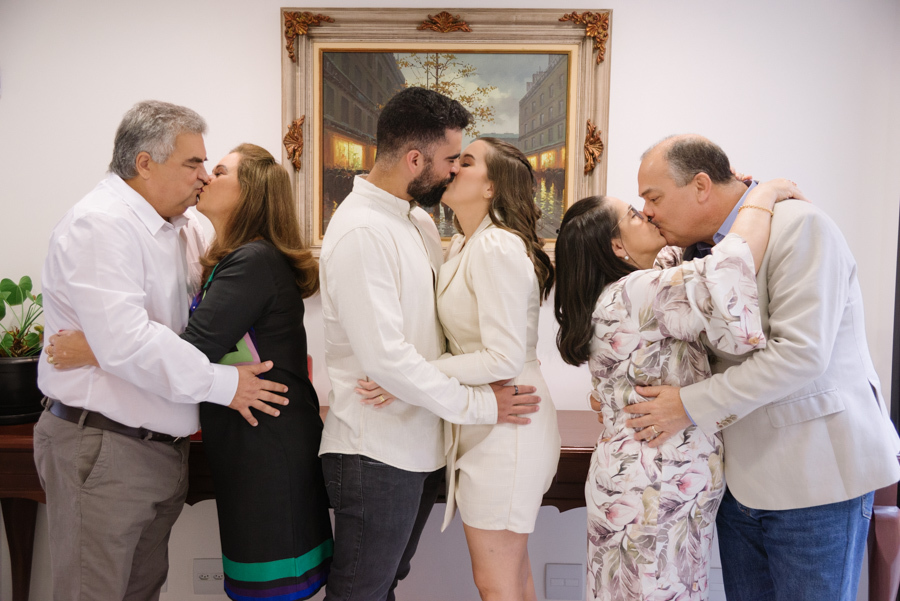 A alegria contagiante da família na recepção em casa. A celebração intimista que acolhe e une as pessoas mais importantes.