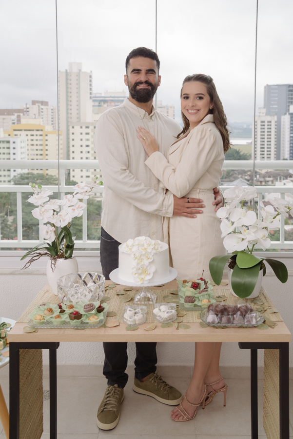 O tradicional corte do bolo, celebrado no conforto do lar. A cobertura de um mini wedding em São José dos Campos valoriza esses momentos simbólicos e aconchegantes.