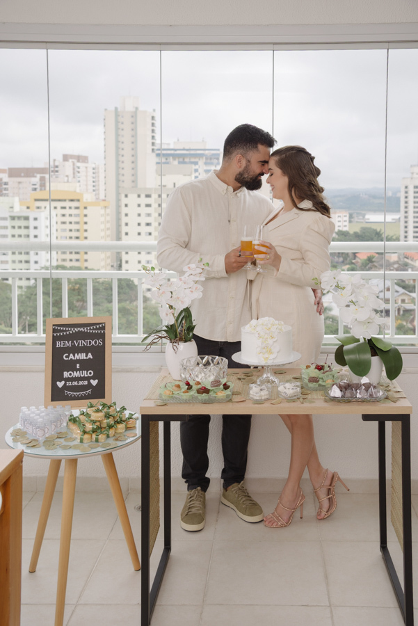 A confraternização entre amigos e familiares. Registrar a alegria dos convidados é fundamental para contar a história completa de um casamento civil.