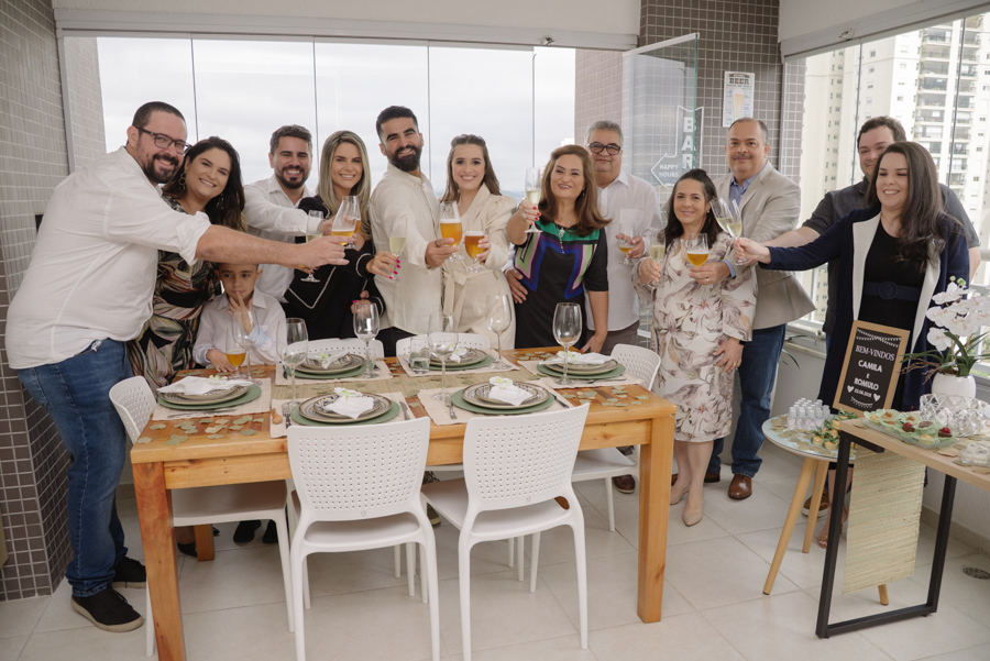O abraço que encerra um dia perfeito. A fotografia que captura a gratidão e a felicidade de ter celebrado o amor ao lado de quem se ama. O fechamento ideal para a cobertura.