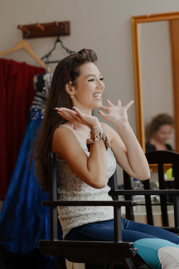 Pura alegria e ansiedade boa! A felicidade contagiante da aniversariante, expressando sua empolgação minutos antes de viver sua noite mágica de 15 anos.