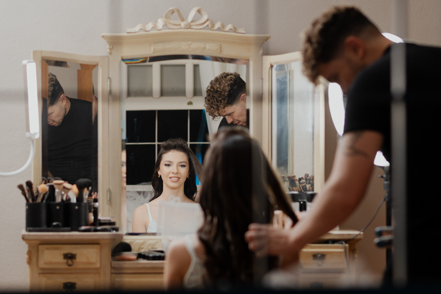 O início do sonho! Making-of da debutante, capturando os preparativos do penteado e o brilho no olhar em frente ao espelho, momentos antes da grande festa em Jacareí.