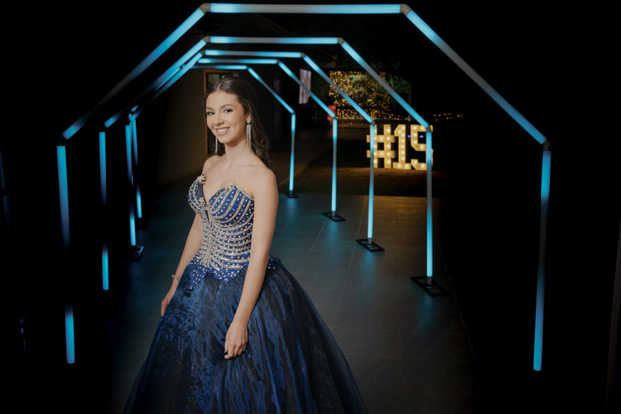 Uma entrada triunfal! O túnel de luzes modernas e a decoração impecável do Buffet Dona Lucy em Jacareí aguardam a estrela da noite para uma festa inesquecível.