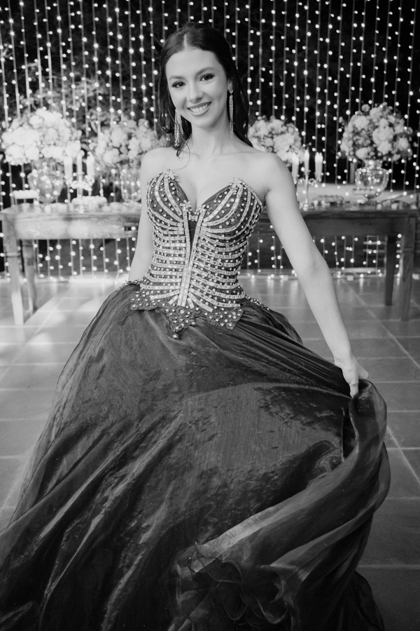 Movimento e leveza. Um registro espontâneo em preto e branco capturando o balanço do vestido de gala enquanto a debutante aproveita sua festa em Jacareí.