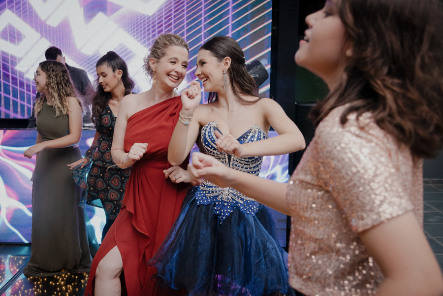 Tem momentos que dispensam legendas, mas transbordam amor. A emoção da mãe abraçando sua filha nos 15 anos é a prova de que sonhos são sonhados e realizados juntos. Gratidão eterna por esse laço! Amo de mãe e filha, Emoção 15 anos, Buffet Dona Lucy 