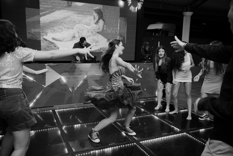 Uma pose clássica e elegante. Em preto e branco, a debutante destaca a silhueta do seu vestido de baile, transmitindo toda a grandiosidade de celebrar 15 anos.