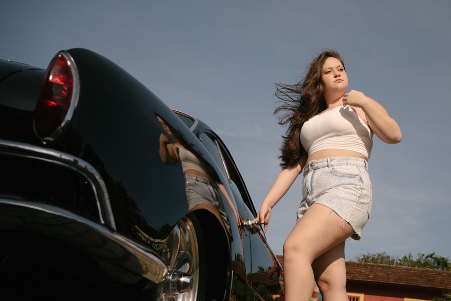 Estilo Vintage: Ensaio externo com carro antigo clássico. A combinação perfeita de moda e antiguidade para fotos de 15 anos.