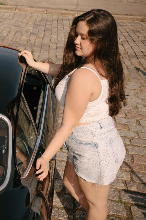 Detalhes de época: Debutante posando ao lado de um clássico automotivo. Sofisticação e estilo no ensaio em Guararema.