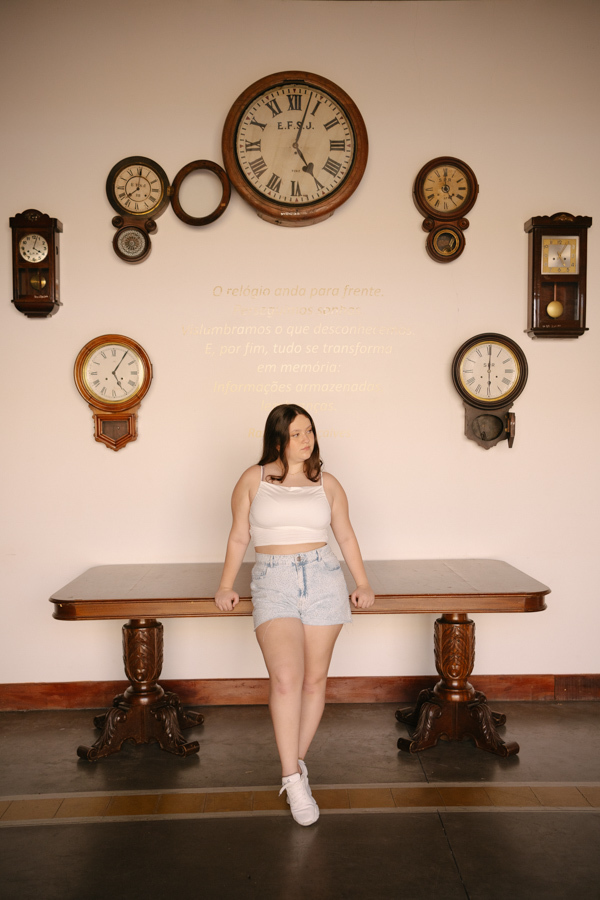 A hora certa: Kiara na famosa parede de relógios antigos da Estação de Guararema. Um dos cenários mais icônicos da cidade.