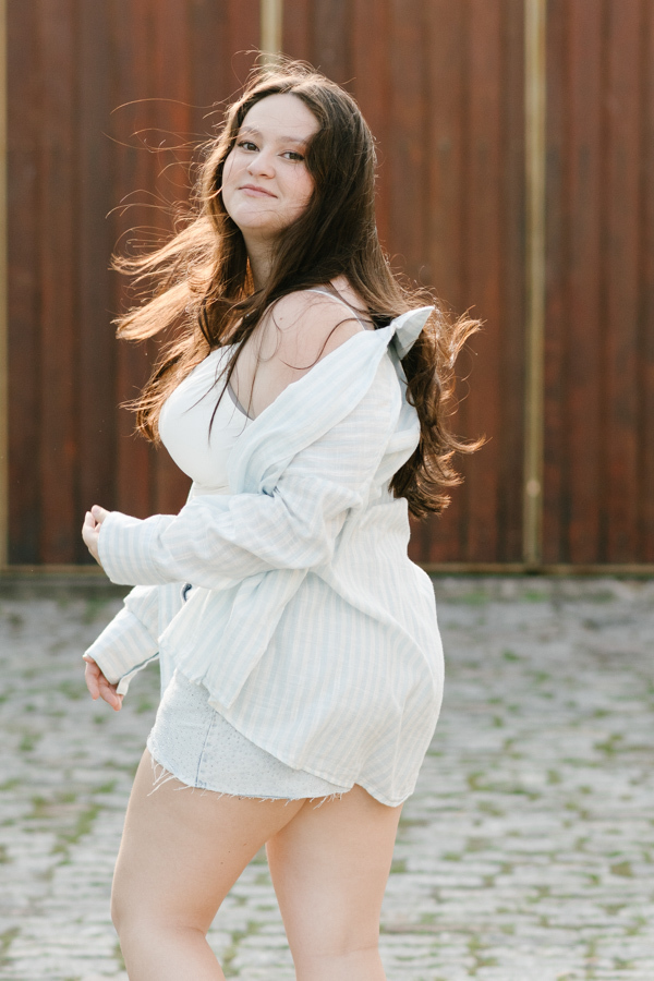 Movimento e luz: Caminhada espontânea nas ruas de pedra de Guararema. O cabelo ao vento e a luz natural valorizando a foto.