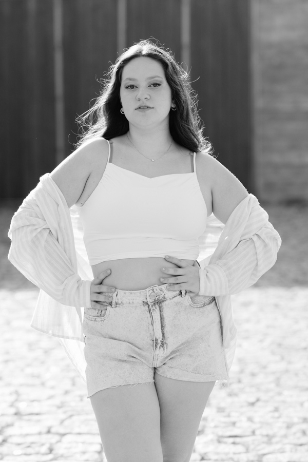 Retrato espontâneo P&B: A alegria da juventude capturada em movimento. Fotografia lifestyle de debutante.