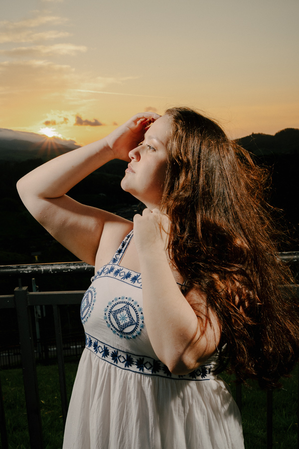 Sonhos de menina: Kiara contemplando o horizonte. Fotografia poética com a luz do pôr do sol em Guararema.