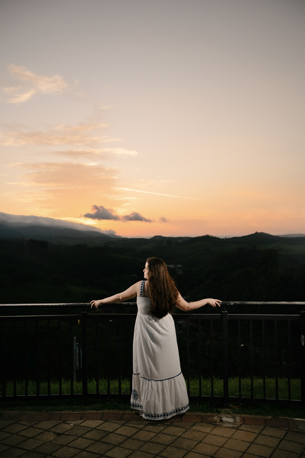 Horizonte infinito: Foto de costas observando a vista panorâmica. O encerramento perfeito para a sessão diurna.
