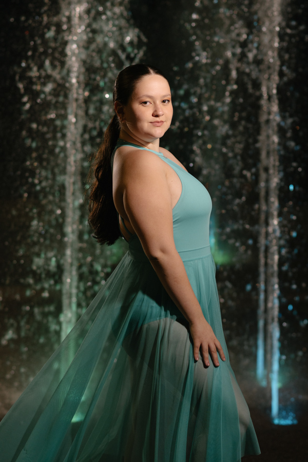 Água e luz: Retrato lateral com o desfoque das águas da fonte. Composição elegante e diferenciada.