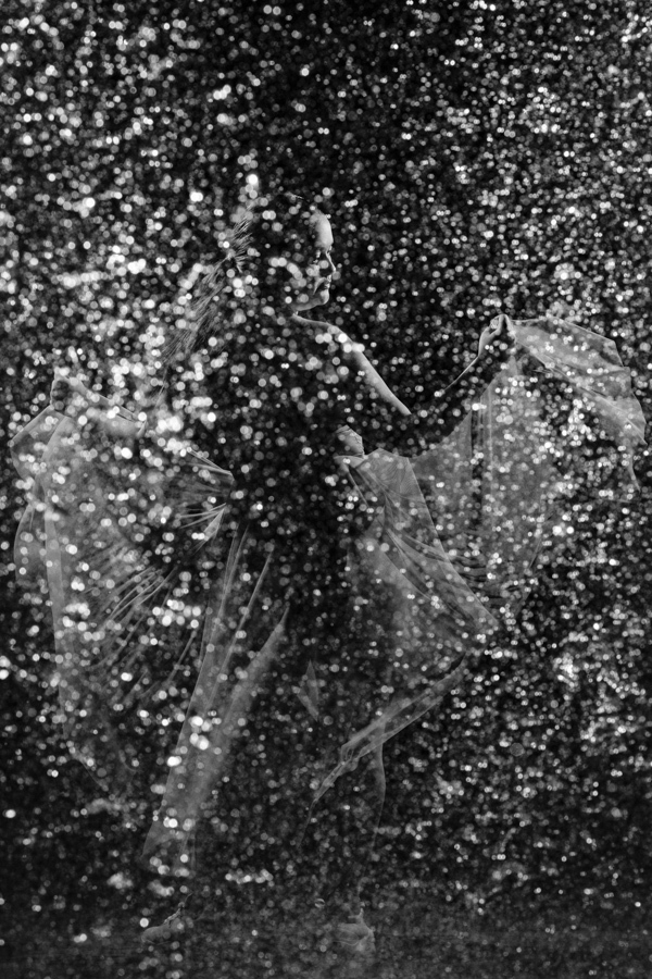 Arte na fotografia: Foto P&B artística em meio aos jatos d'água. Textura e emoção no book da Kiara.