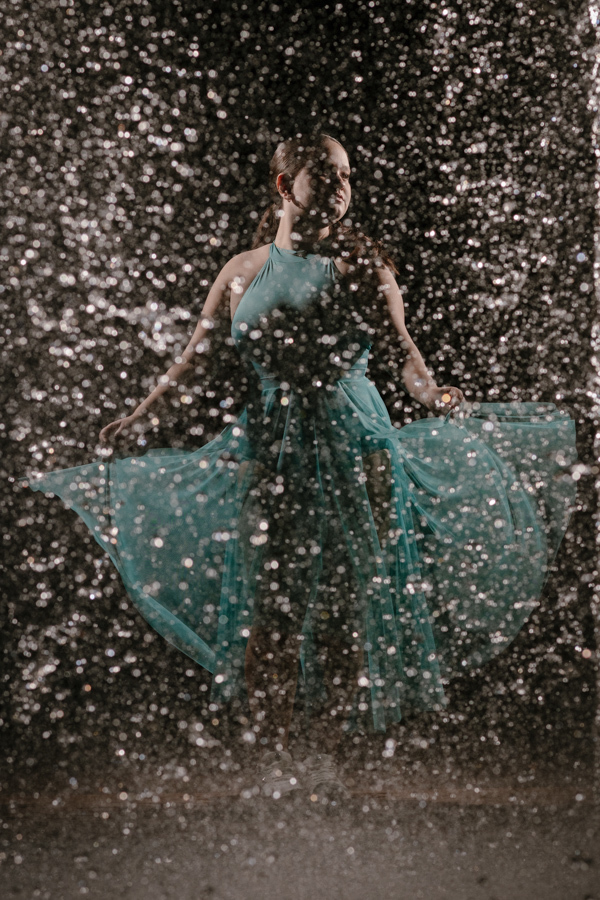 Princesa moderna: A alegria da debutante rodando o vestido na fonte luminosa. Cores vibrantes e felicidade genuína.