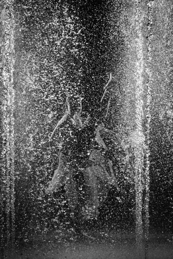 Diversão e movimento: Kiara brincando com a água! O registro de um momento único e espontâneo no encerramento do ensaio.