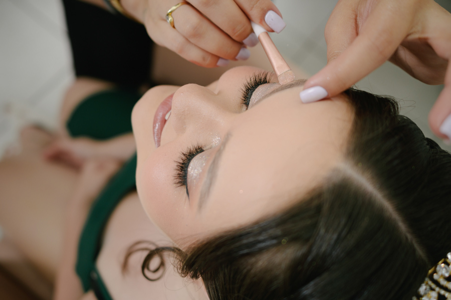 A arte da beleza. Maquiadora finalizando os olhos da debutante, garantindo uma produção perfeita e duradoura para a festa em Jacareí.