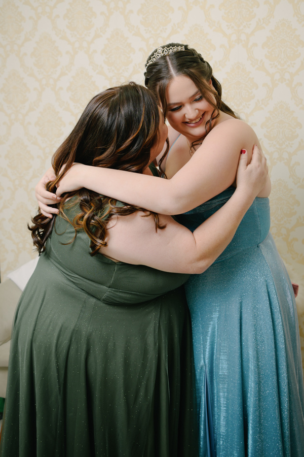 Cumplicidade e alegria! Retrato lindo da debutante e sua mãe, sorrindo juntas no dia da festa. Registro especial de família em Jacareí, marcando o início da celebração de 15 anos no Espaço Lisbon.