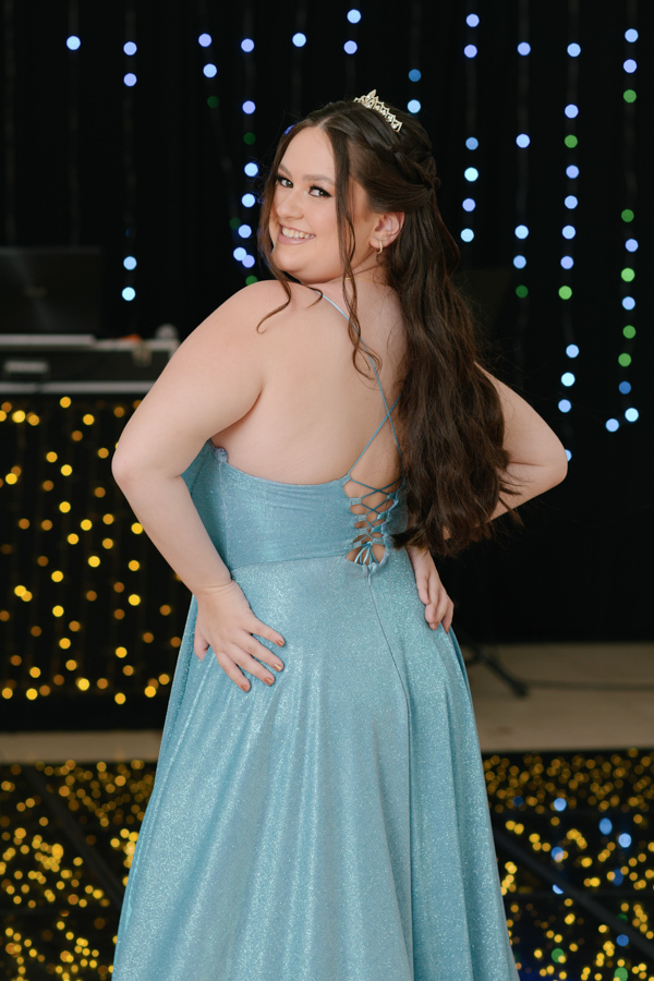 Sonho de princesa! Debutante posa de costas, mostrando o vestido azul, junto à decoração temática de A Bela e a Fera no Espaço Lisbon em Jacareí.