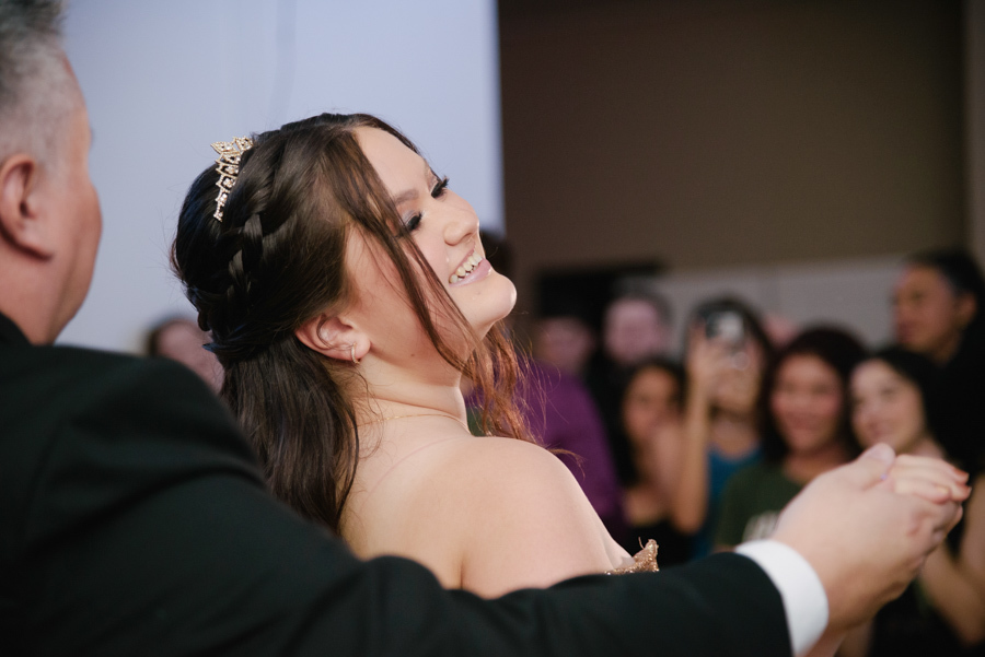 Sorrisos na valsa. A felicidade de dançar com o pai na festa de 15 anos, momento inesquecível no Espaço Lisbon em Jacareí.