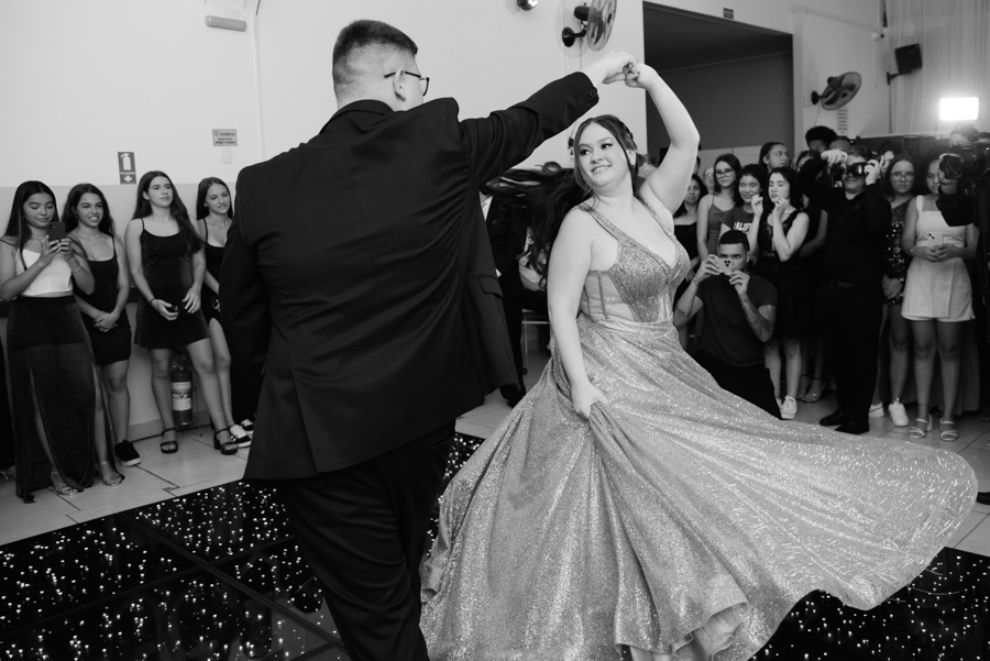 Valsa dos sonhos em P&B. Registro atemporal da debutante e seu par dançando a valsa com o vestido dourado no Espaço Lisbon em Jacareí.