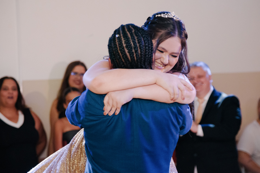 Giro cinematográfico (P&B). A elegância da valsa de 15 anos capturada na pista do Espaço Lisbon.