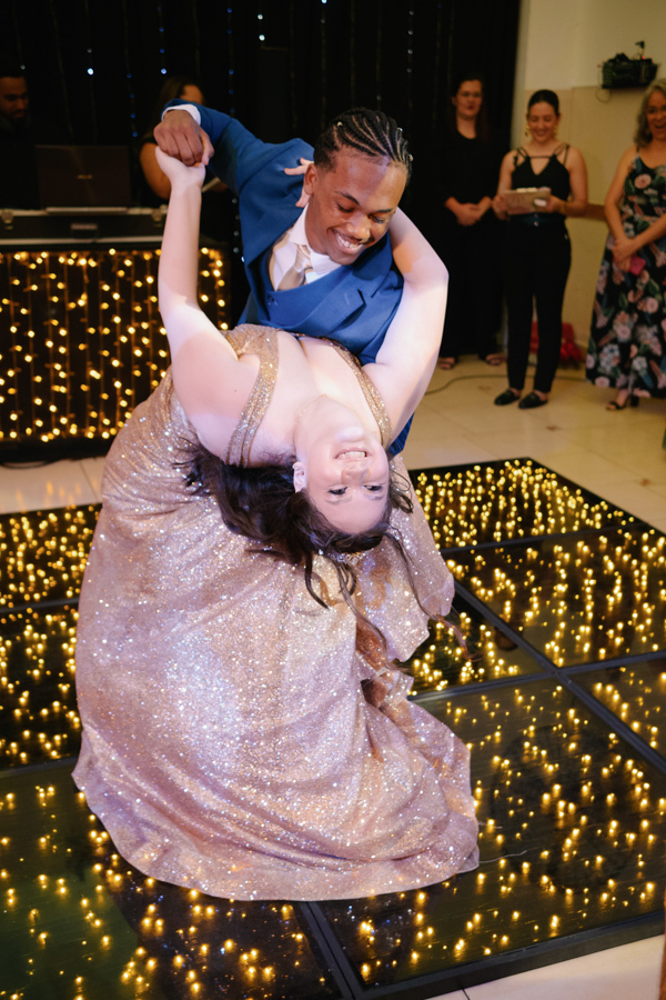 A valsa dos sonhos! O movimentos durante a dança com o amigo no salão do Espaço Lisbon em Jacareí