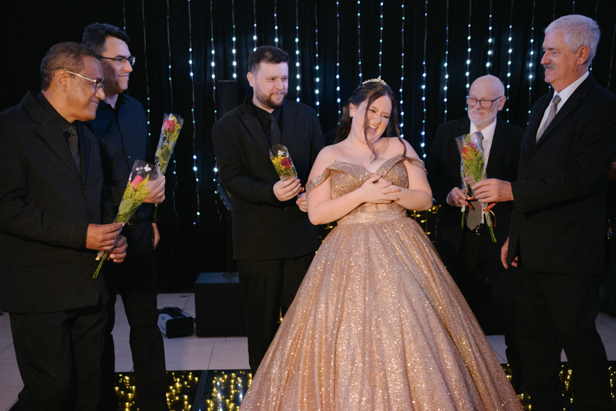O carinho dos amigos. Todos os homens com uma rosa para  debutante durante a festa de 15 anos no Espaço Lisbon em Jacareí.