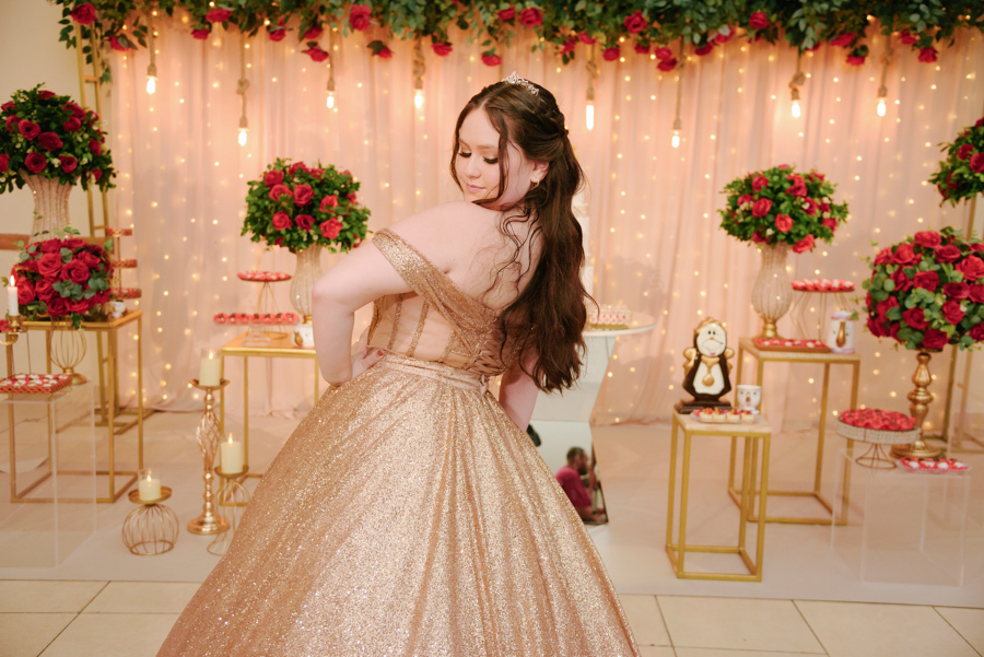 Perfil de gala. A sofisticação do vestido dourado e a beleza da debutante em destaque na festa em Jacareí.