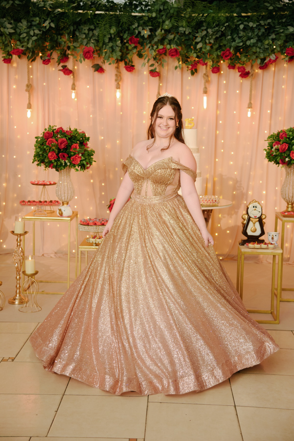 Pronta para a valsa. Debutante exibe o volume e o brilho do seu vestido dourado no centro do Espaço Lisbon.