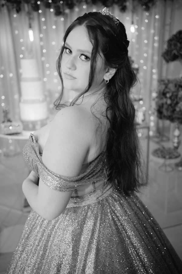 Retrato artístico. A beleza atemporal da debutante capturada em preto e branco durante sua festa em Jacareí.