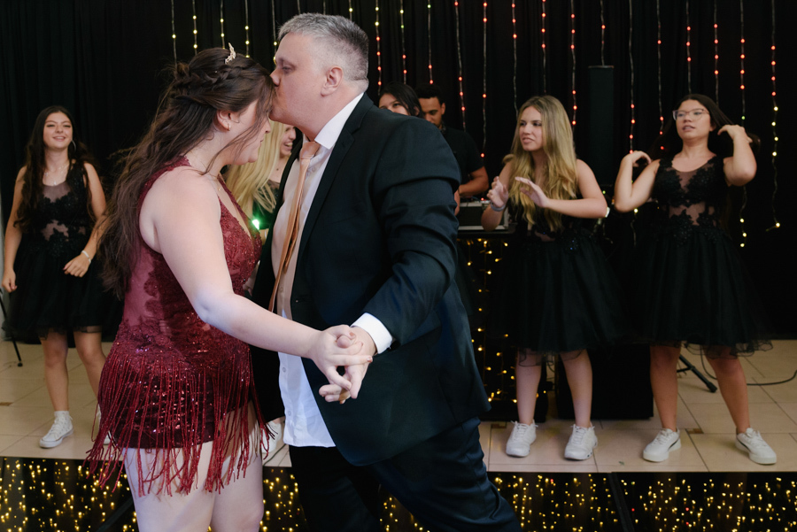 Amor de pai. Um beijo carinhoso na testa da filha durante a festa, celebrando os 15 anos com emoção no Espaço Lisbon.