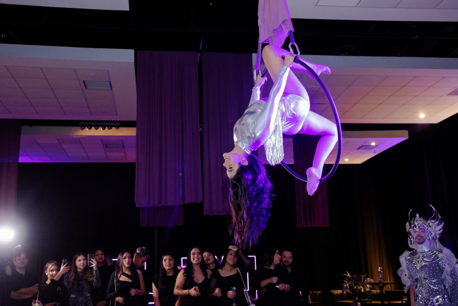 Juju Salini de cabeça para baixo na lira acrobática em momento épico. Fotografia de impacto no aniversário de 15 anos no Espaço Le Six.