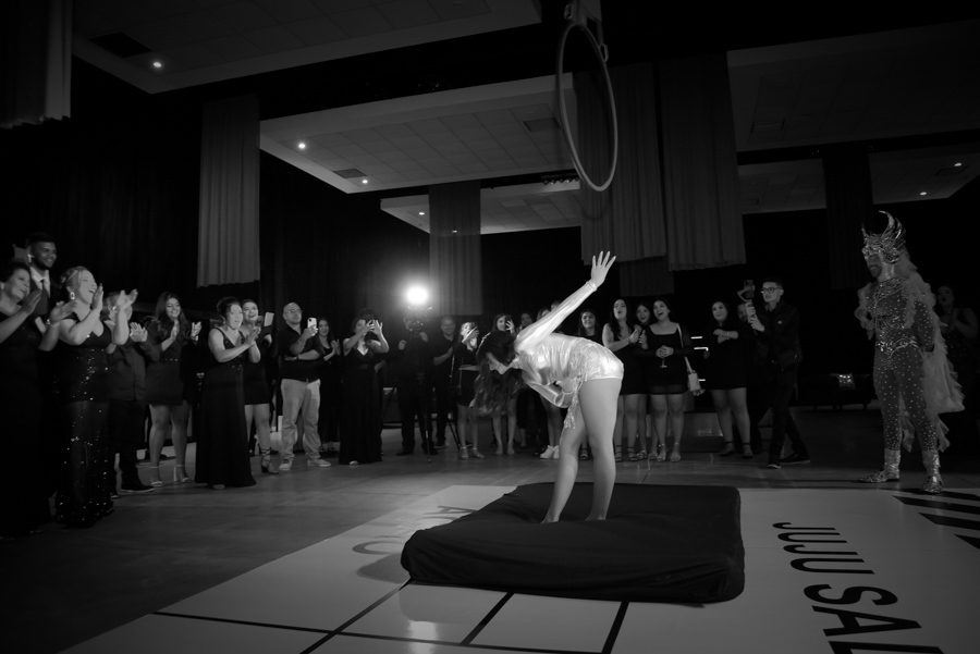 Finalização da performance de lira em preto e branco no Espaço Le Six. Juju Salini agradece ao público após sua apresentação acrobática de 15 anos em Jacareí, em um registro artístico e atemporal do fotógrafo.