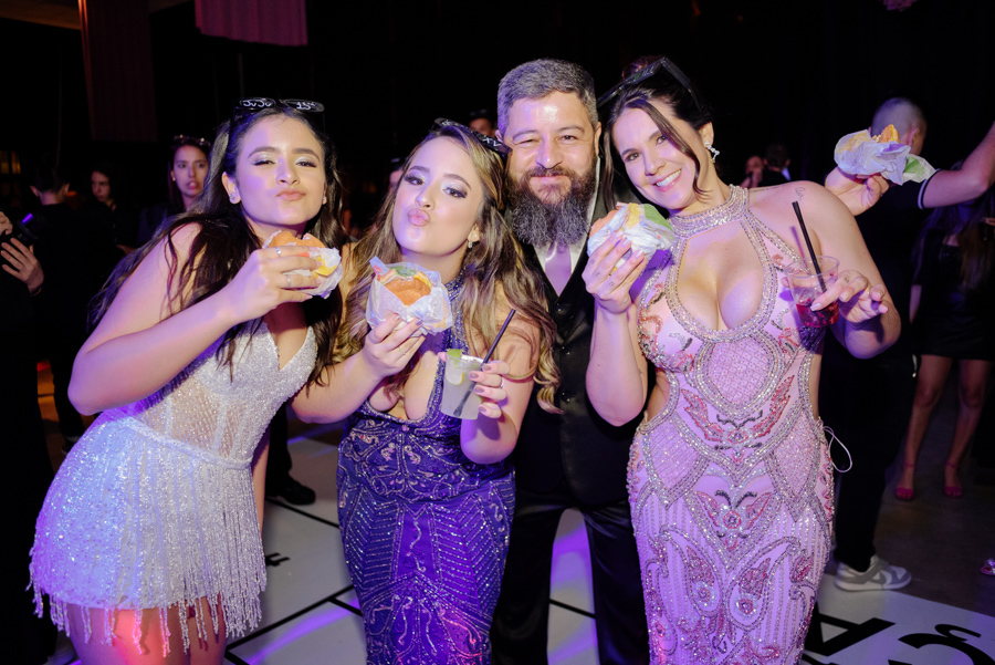 Juju Salini e sua família celebram o fim da festa de 15 anos no Espaço Le Six, em Jacareí, comendo hambúrgueres na pista de dança. Um registro descontraído e divertido que mostra o clima de alegria e o lanche da madrugada para os convidados.