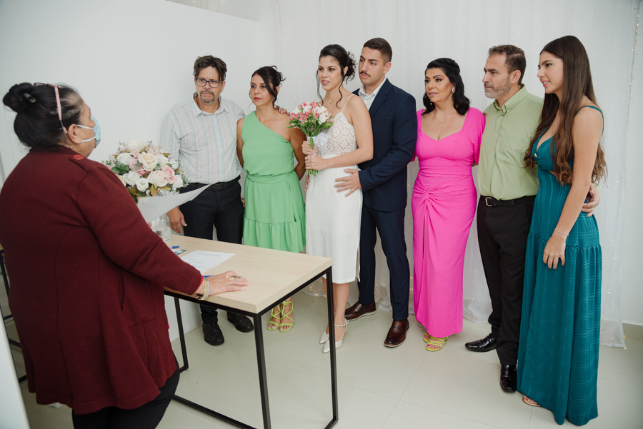 Fotógrafo de casamento civil no Cartório de Jacareí registra noivos Karla e Diego com seus familiares durante a cerimônia de união.