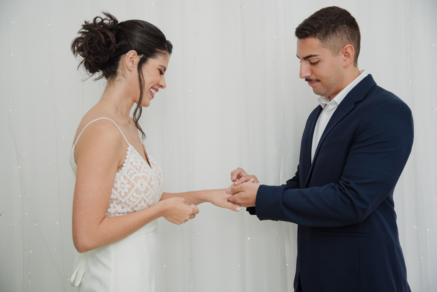 Momento da troca de alianças entre Karla e Diego em casamento civil no Cartório de Jacareí. Fotografia de casamento capturando a emoção e o sorriso dos noivos durante o compromisso oficial.