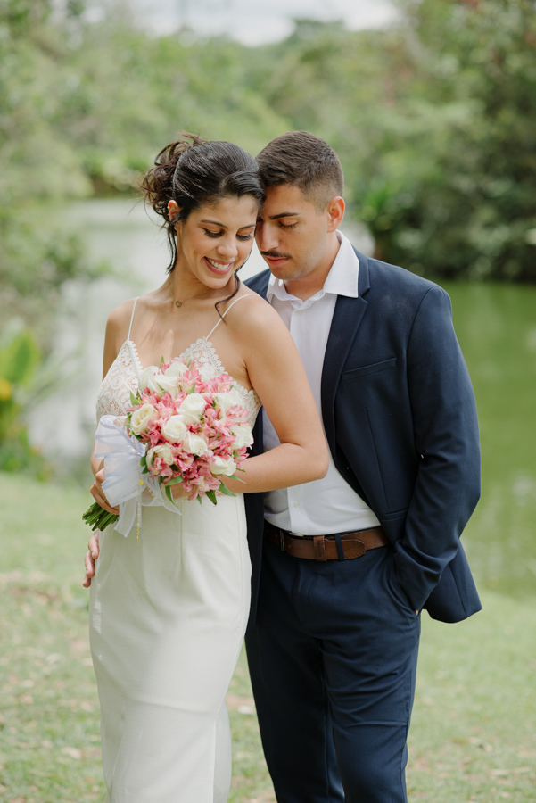 Noivos Karla e Diego em ensaio romântico no Parque da Cidade em São José dos Campos. Fotógrafo de casamento em SJC captura a cumplicidade do casal em meio à natureza após cerimônia civil em Jacareí. Registro leve e emocionante.