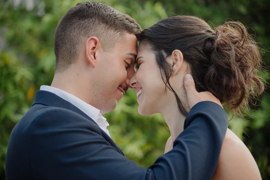 Close romântico dos noivos Karla e Diego com rostos próximos e sorridentes durante a recepção. Fotógrafo de casamento em Jacareí captura a intimidade e a felicidade do casal em celebração após o casamento civil no Vale do Paraíba.
