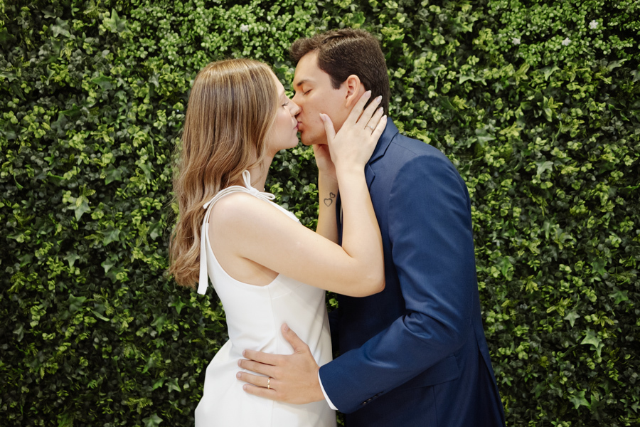 Beijo apaixonado de Ana Luiza e Felipe Antônio após o 