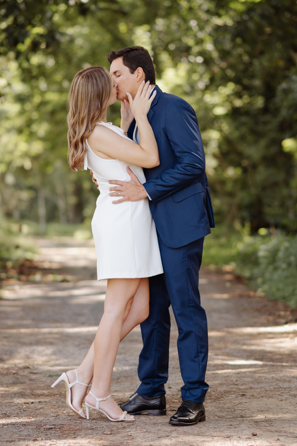 Beijo romântico de Ana Luiza e Felipe Antônio durante ensaio fotográfico no Parque da Cidade em São José dos Campos. Fotografia de casamento civil em SJC que destaca a sintonia do casal em meio à natureza do Parque Roberto Burle Marx.