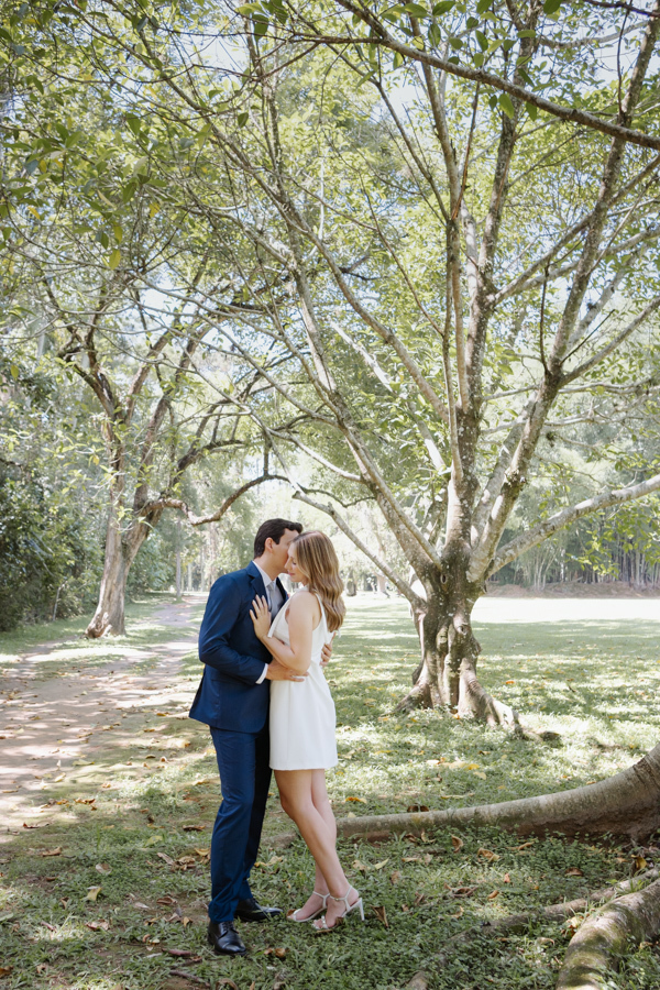Abraço afetuoso entre Ana Luiza e Felipe Antônio durante ensaio fotográfico no Parque da Cidade em São José dos Campos. Fotografia de casamento civil em SJC que captura o romantismo do casal sob a sombra das árvores do Parque Roberto Burle Marx.