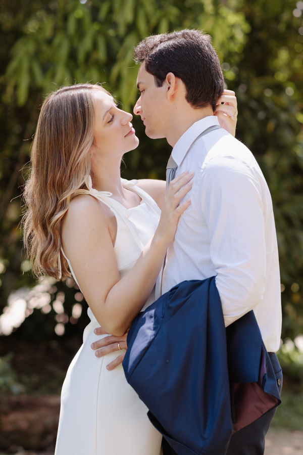 Casal de noivos em momento de entrega e romance durante ensaio no Parque da Cidade em São José dos Campos. Fotografia de casamento civil em SJC destacando a cumplicidade de Ana Luiza e Felipe Antônio em meio à natureza do Parque Roberto Burle Marx.